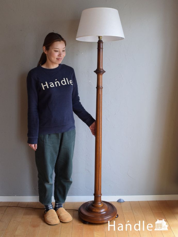 英国から届いたアンティークのスタンドライト、支柱のデザインが