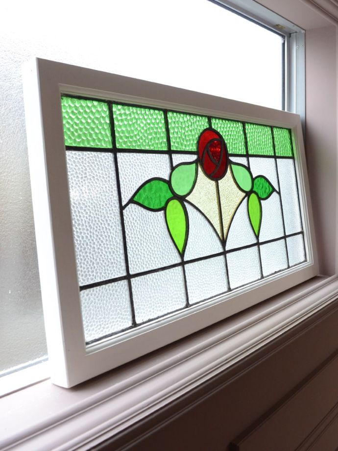 真っ赤な薔薇が咲き誇るデザインが美しい、横長タイプの英国