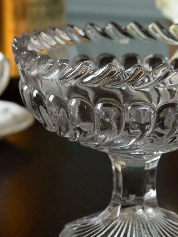 アンティークのガラス食器、脚付きの小ぶりなガラスのコンポート(pg