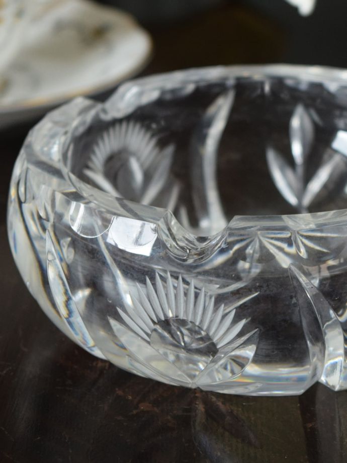 アンティークガラスのお花模様の灰皿、プレスドグラスのアンティーク