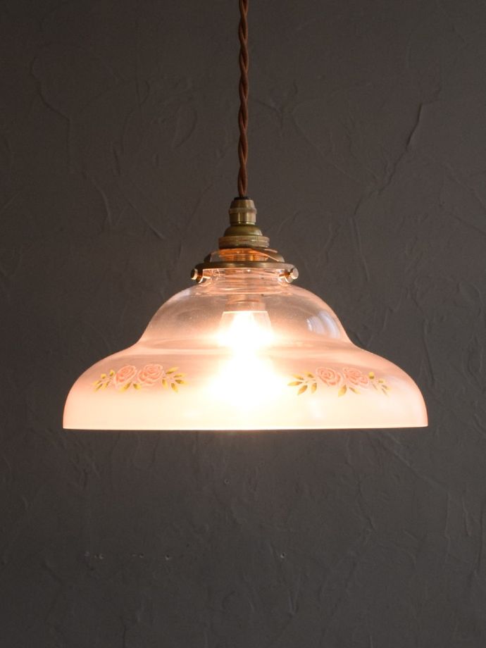 ベルの形が可愛いガラスペンダントライト、ピンクの2輪のバラ模様の