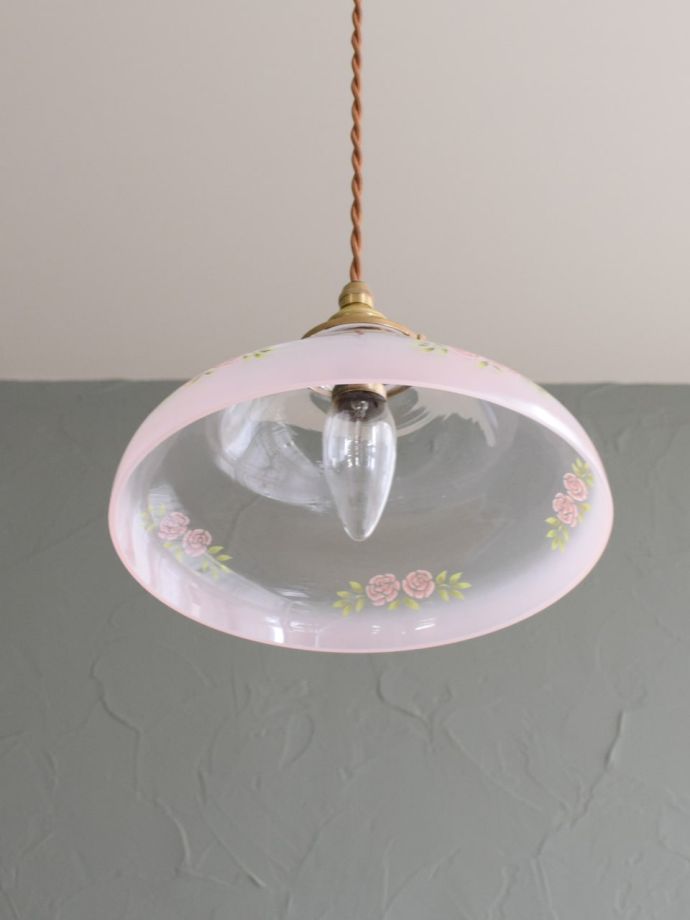 ベルの形が可愛いガラスペンダントライト、ピンクの2輪のバラ模様の