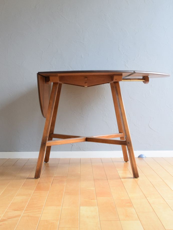 アーコールの伸張式ダイニングテーブル、おしゃれなドロップリーフ