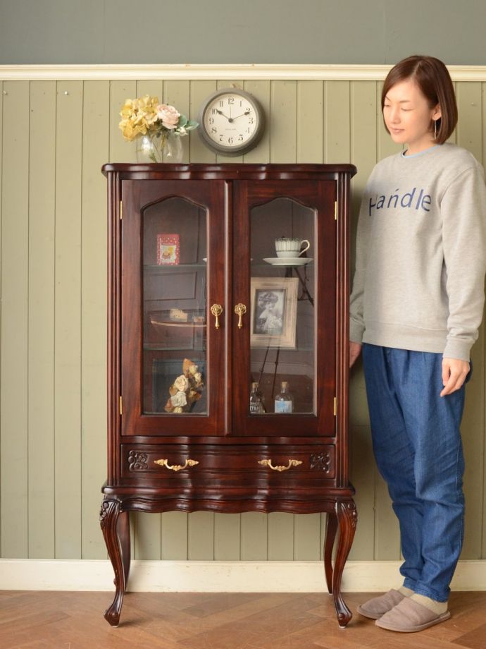 アンティーク風のおしゃれなキャビネット、マホガニー材のコレクション