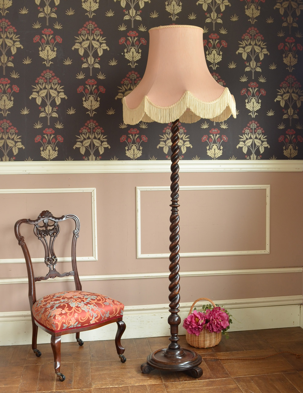 フリンジ付ピンク色の布シェードの照明、イギリスのアンティークフロア