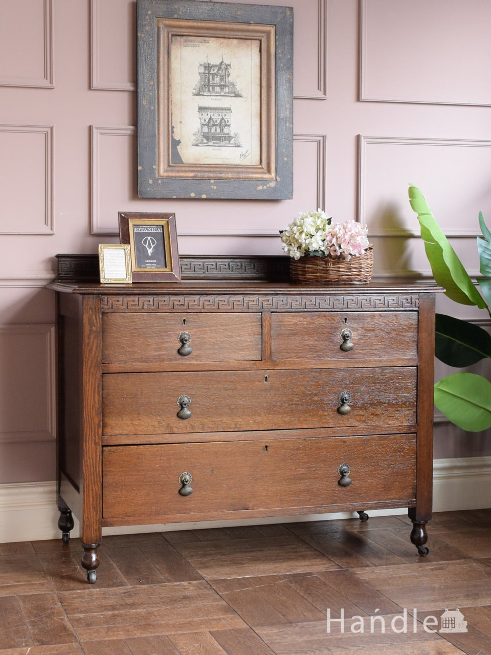 フレンチスタイルの優雅なアンティーク家具、収納力たっぷりのチェスト