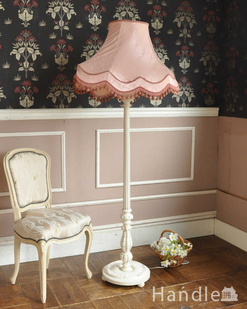 フランス輸入のアンティーク照明、ピンクの布シェードのフロアランプ