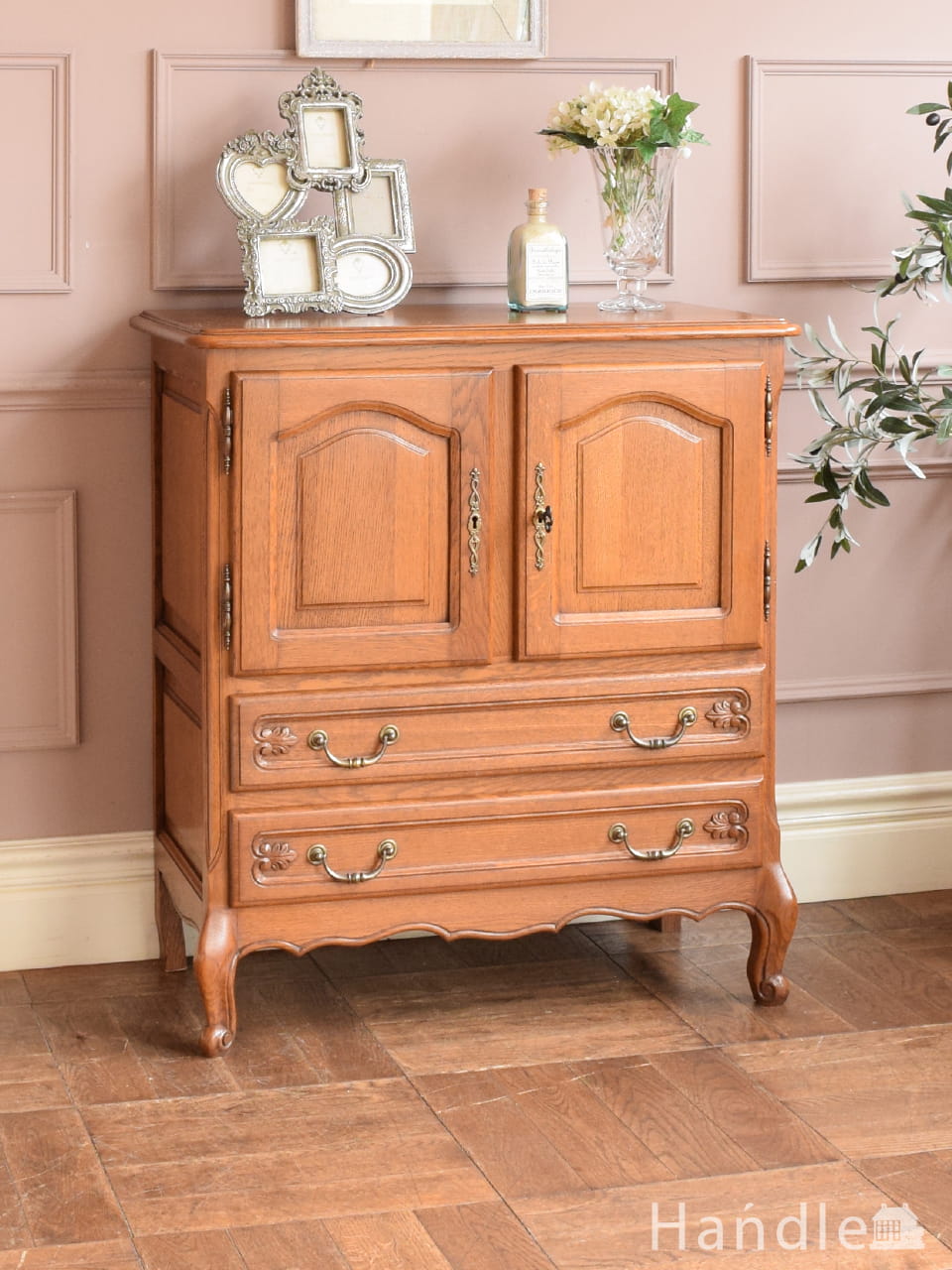 猫脚が美しいサイドボード、木目や透かし彫りから高級感溢れる英国