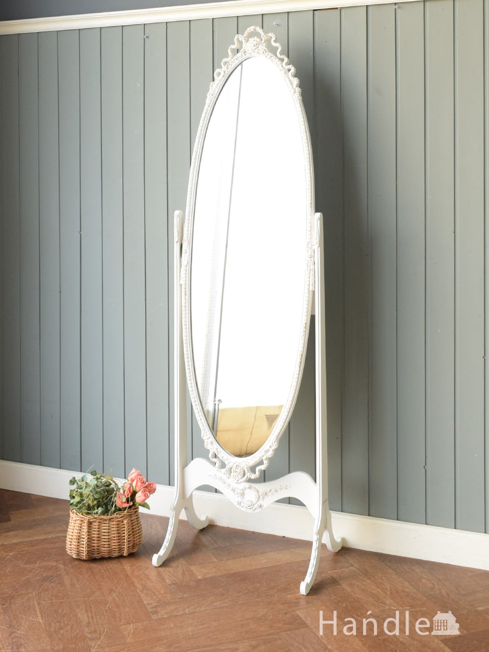 フランスから届いた白いフレームのおしゃれ鏡、アンティークのも美しい