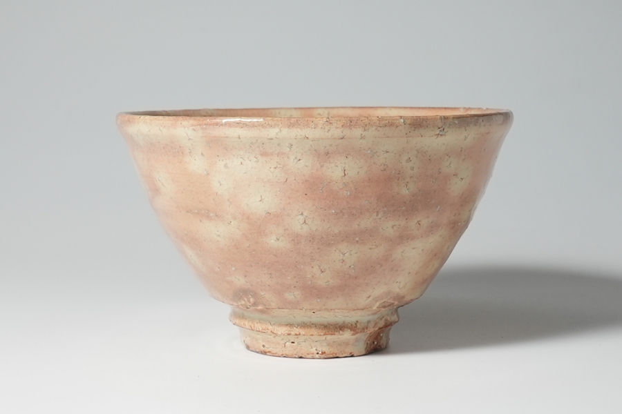 We deliver traditional pottery art of Japan to the world