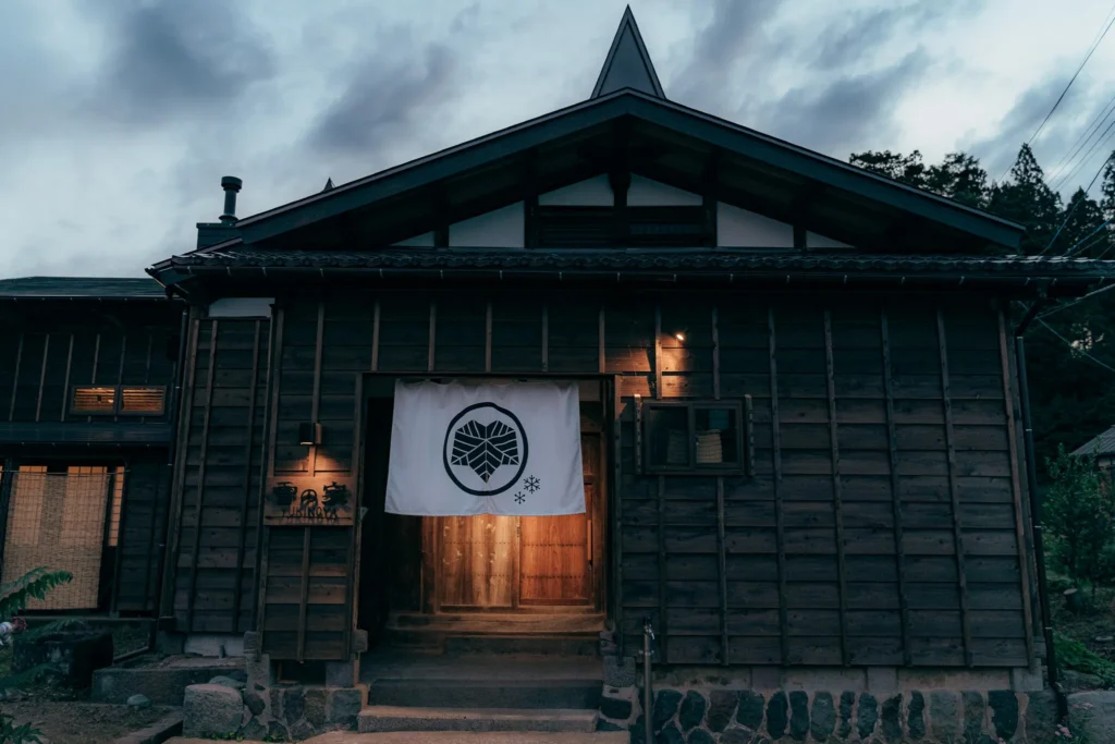 十日町】築150年を誇る古民家——『雪の家』と絶景の棚田 - Ryokanbook