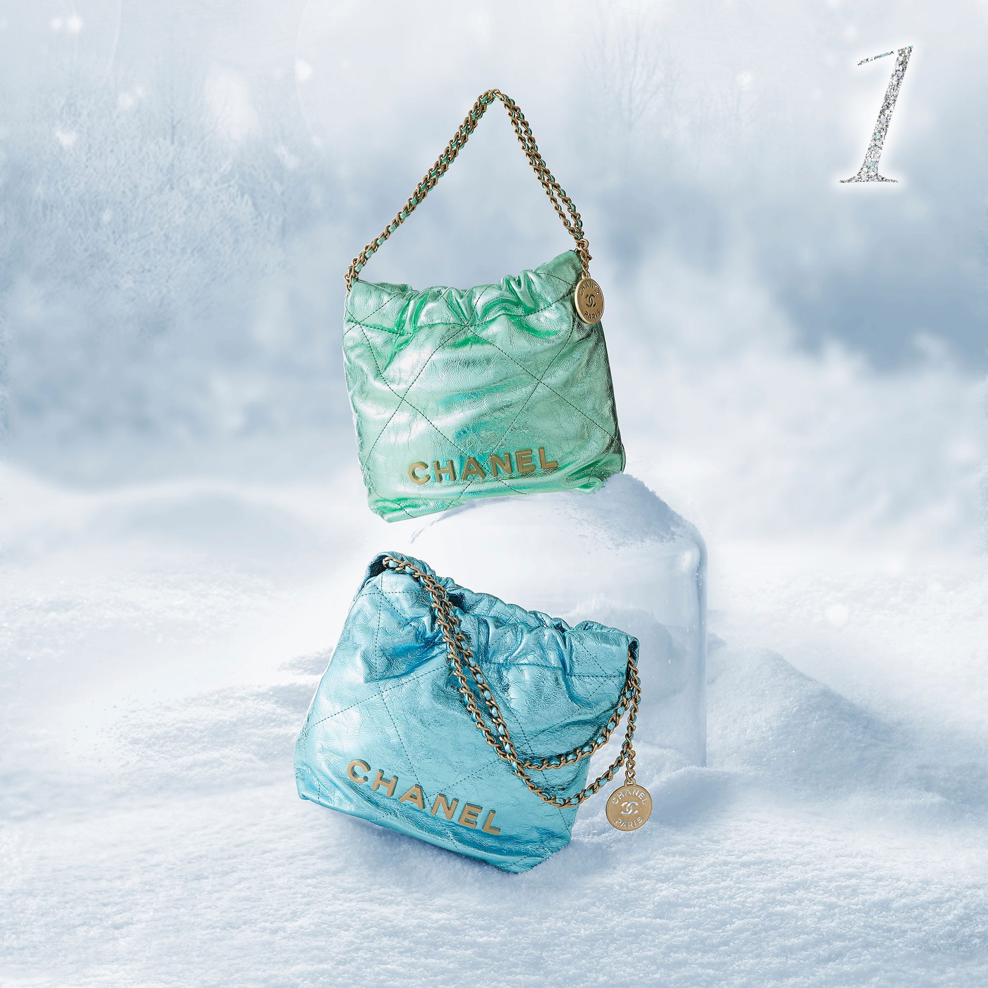 HOLIDAY#1】ホリデーを華やかに彩る“シャネル 22”のミニバッグ