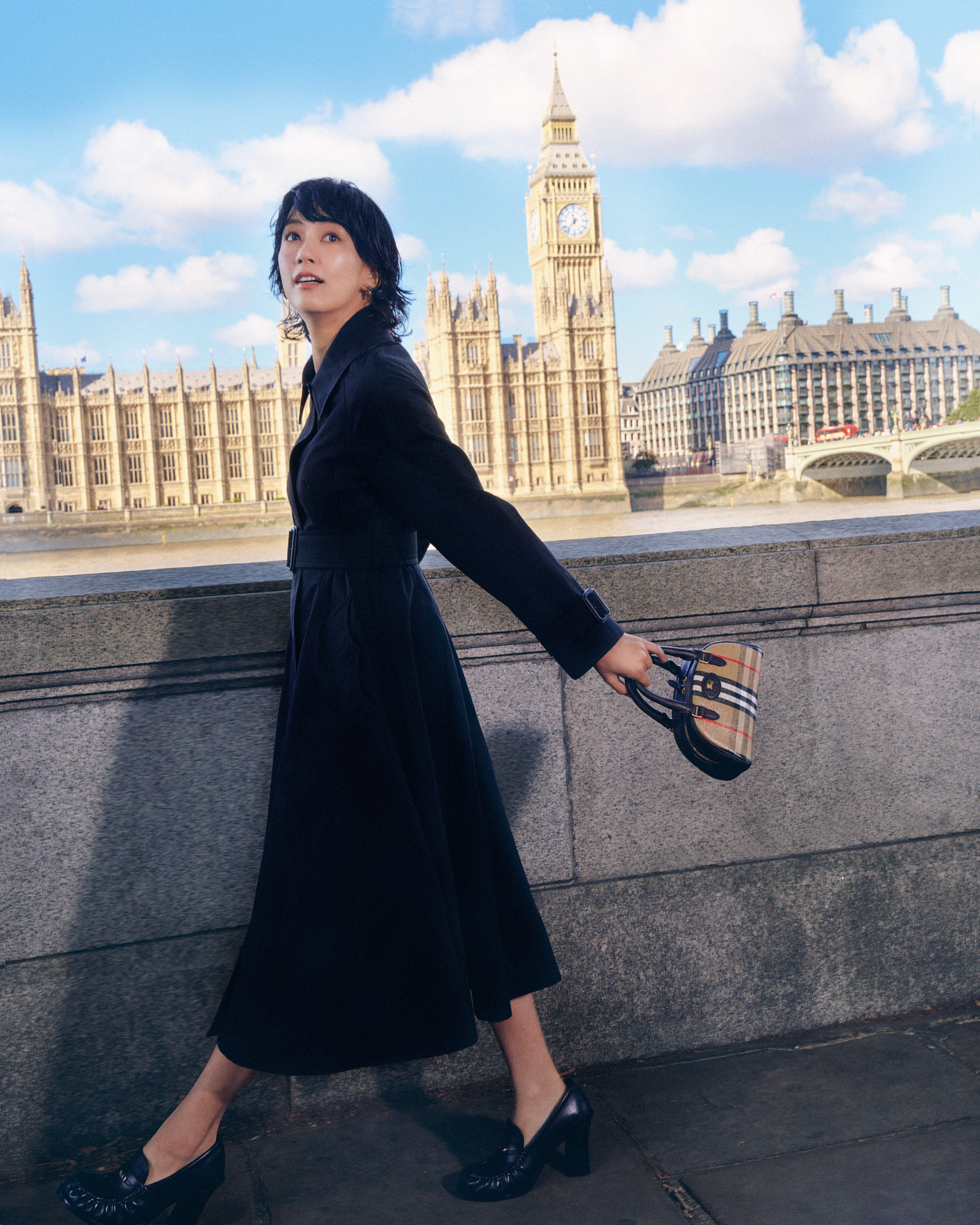 水川あさみ、バーバリーと秋のロンドンへ！ タイムレスなトレンチ