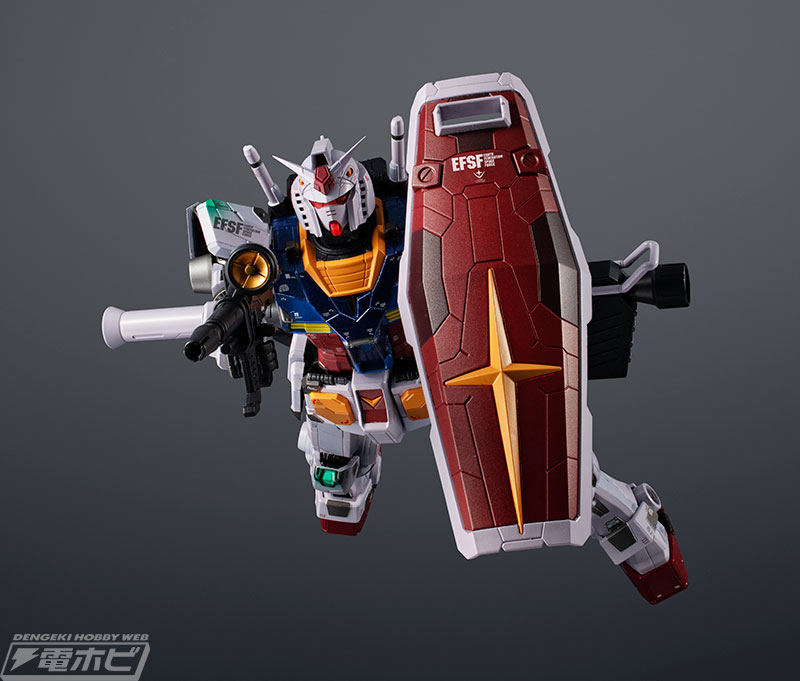 動く実物大ガンダムの超合金フィギュアがナイトイルミネーション仕様で