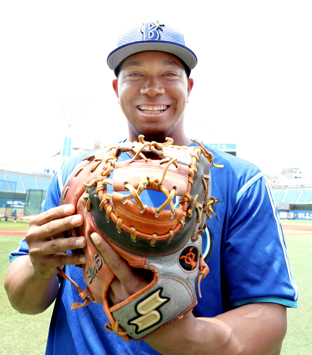 DeNA】ロペス、連続無失策ささえた元同僚・古城コーチのミット…7