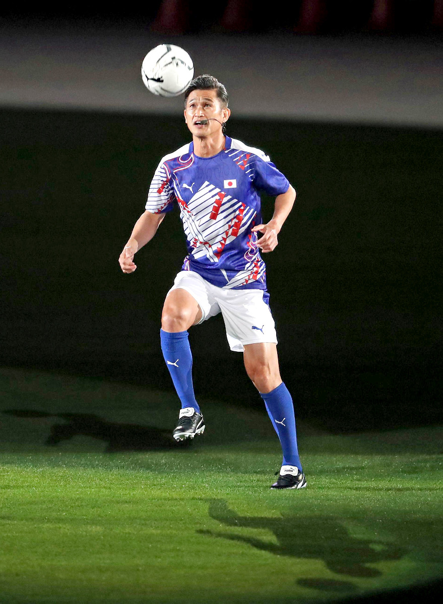 カズ、国立競技場OPイベントで初ピッチ ユニホーム姿でドリブル披露