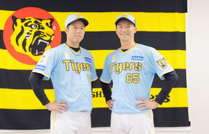 阪神】青柳晃洋＆湯浅京己が限定ユニ会見に登場、右袖には優勝