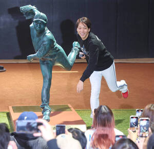 日本ハム】宮西尚生「結構リアル。すごい恥ずかしい」900登板立像