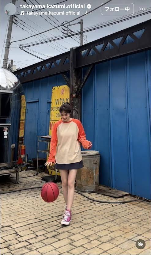 電撃離婚から2か月の高山一実、美スタイル健在！ミニスカでボール遊び