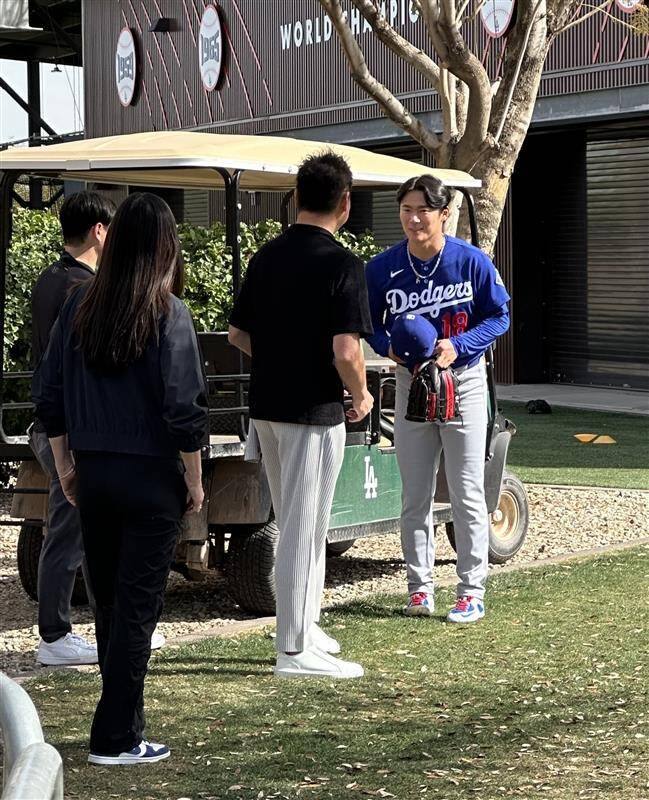 山本由伸、オリックス時代の恩師と談笑 ブルペン入りで41球…WBC