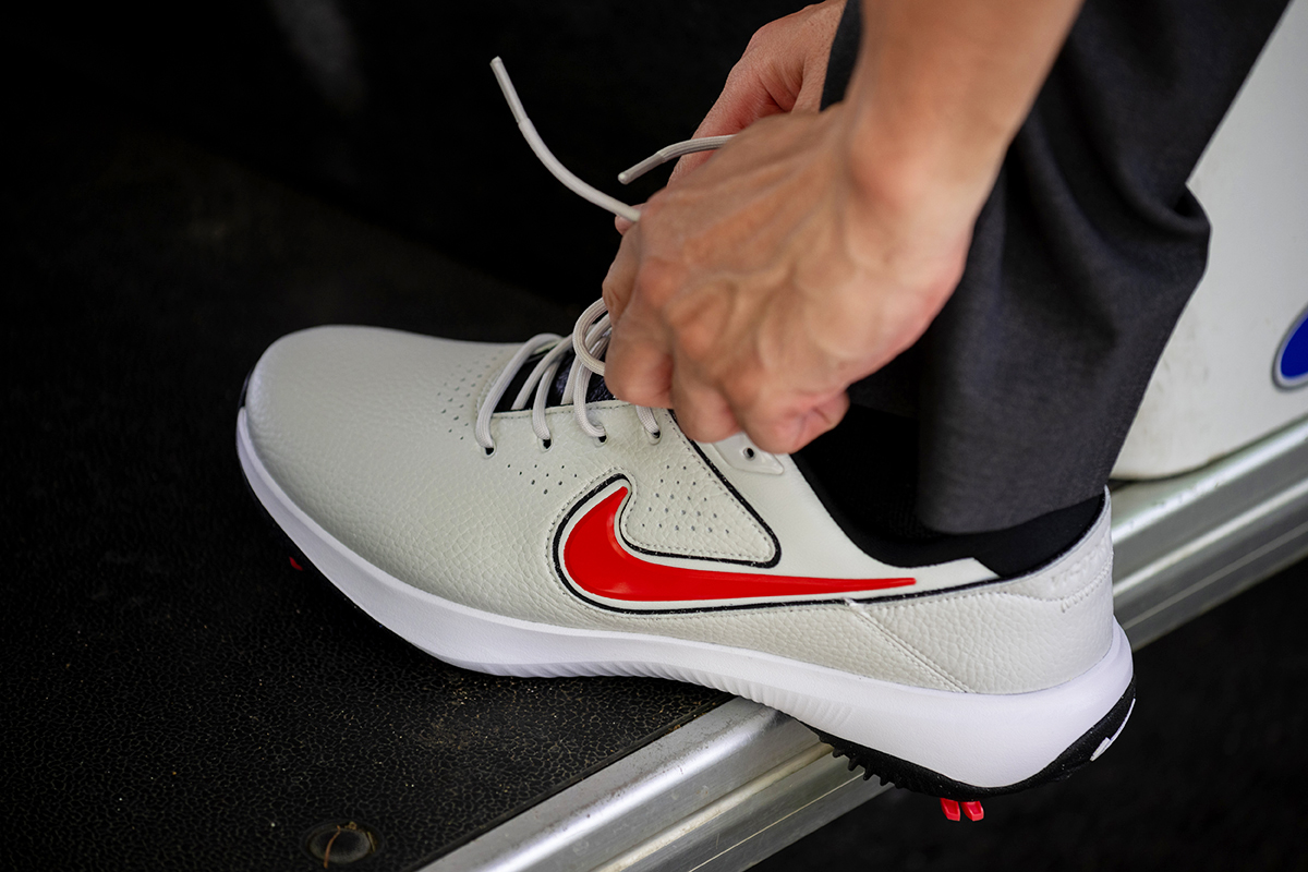 ナイキ「ビクトリー プロ 3」を試し履き たわんで食いつく“新感覚