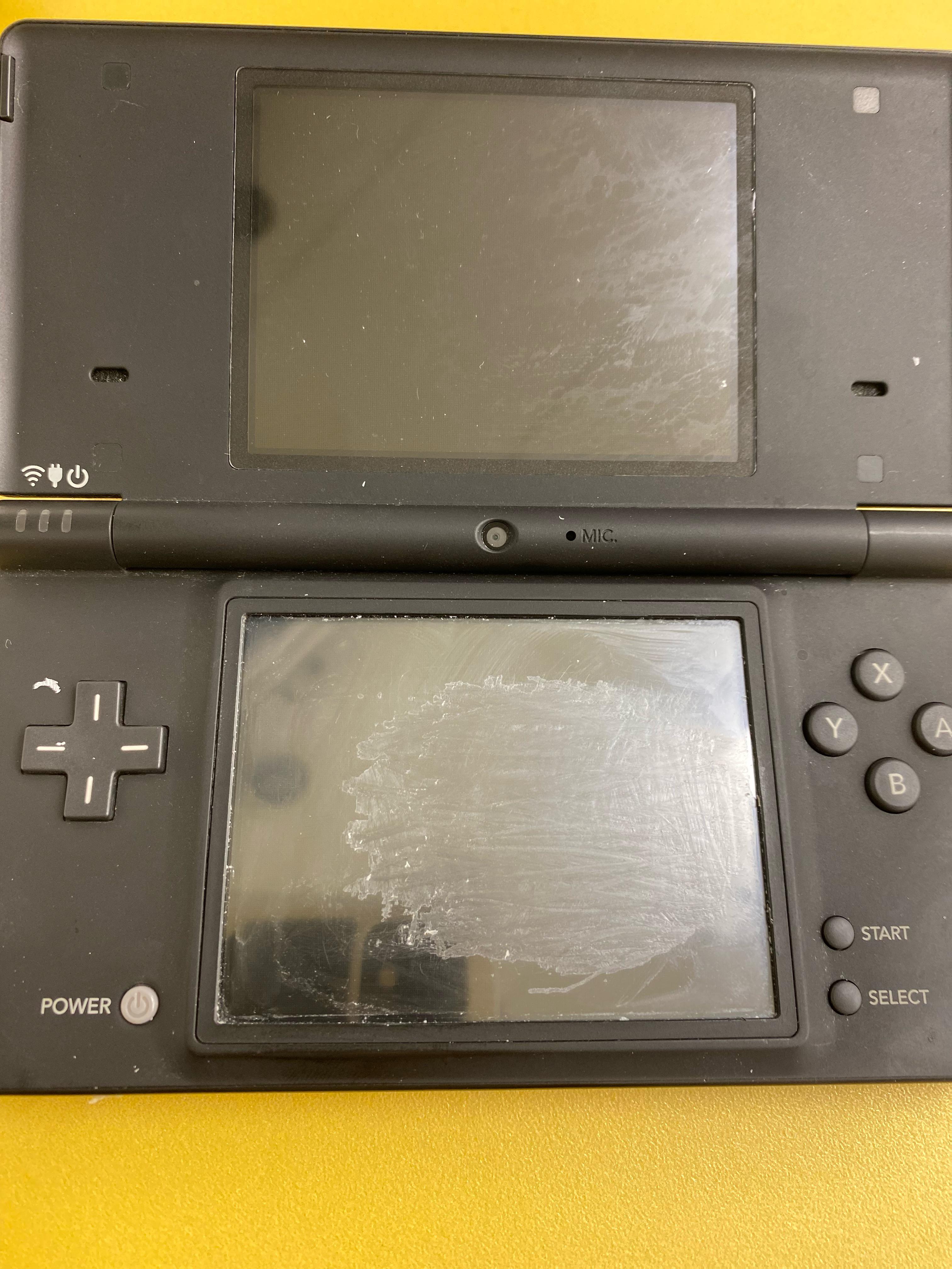 最近、DSiをかなり安く買ったんだけど、下の画面にめっちゃデカい跡が