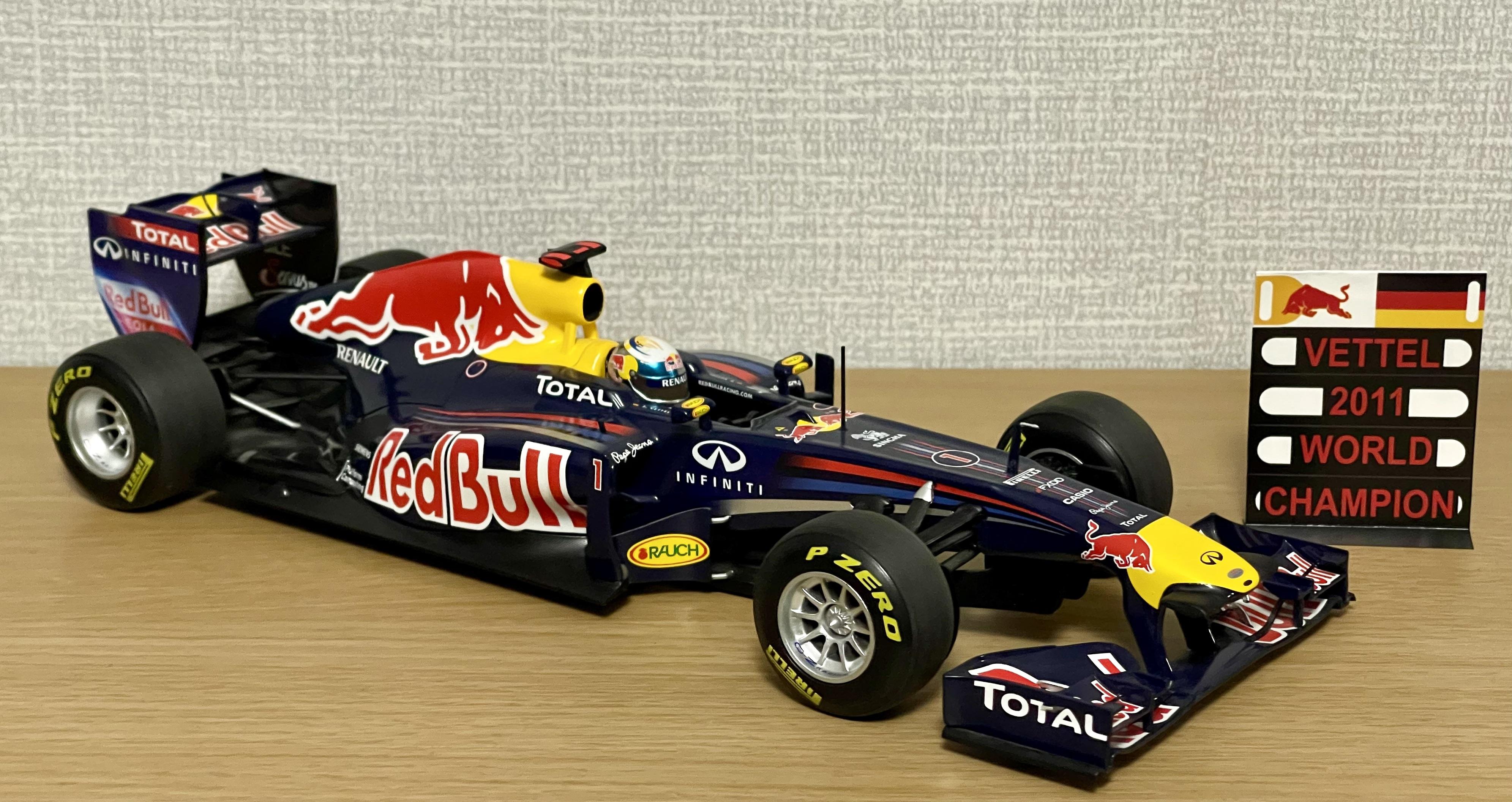 Minichamps 1/18 red bull RB7 Sebastian vettel 2011 world champion