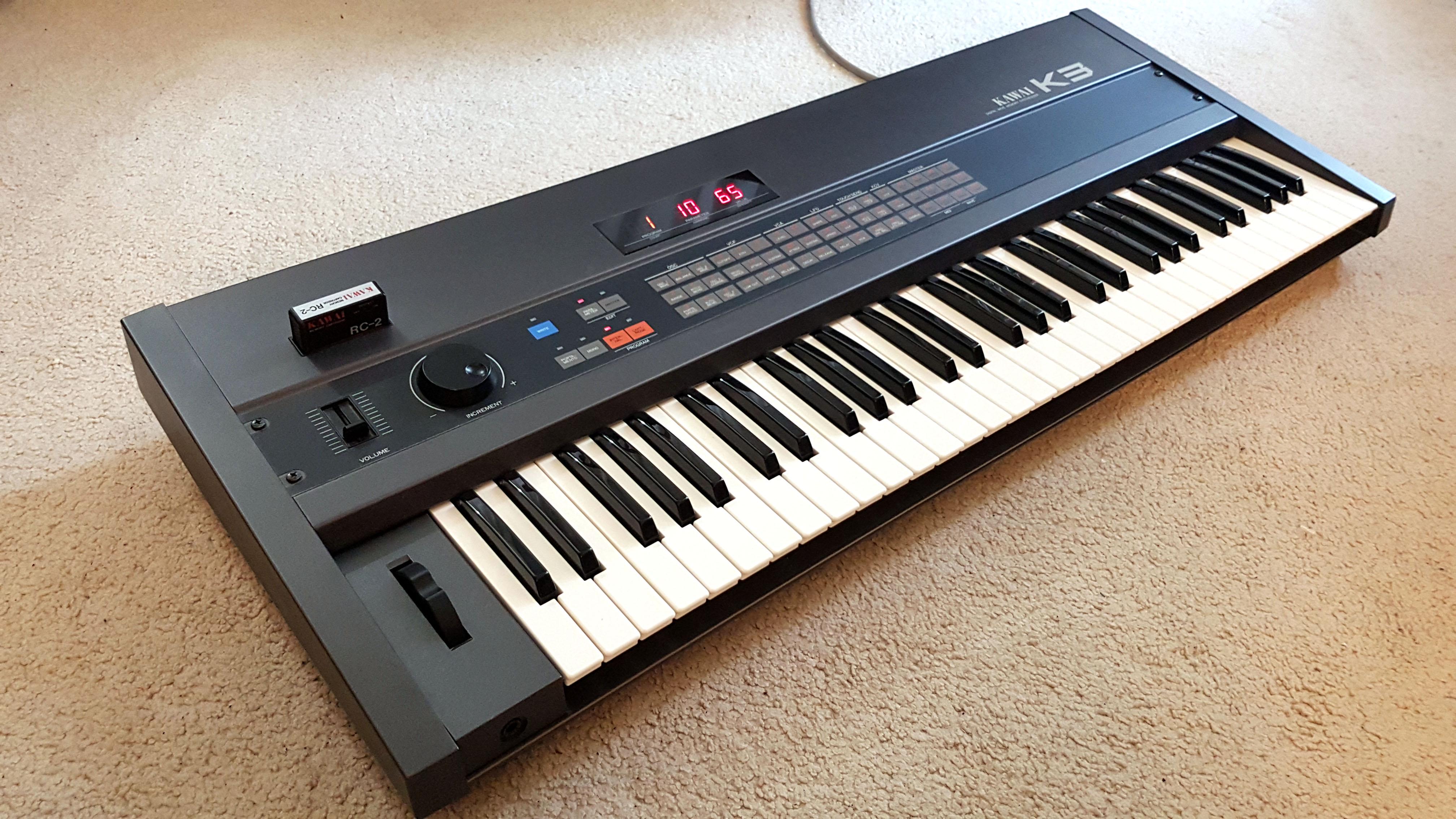 1986年製のヴィンテージ6ボイスデジタル/アナログハイブリッドシンセ