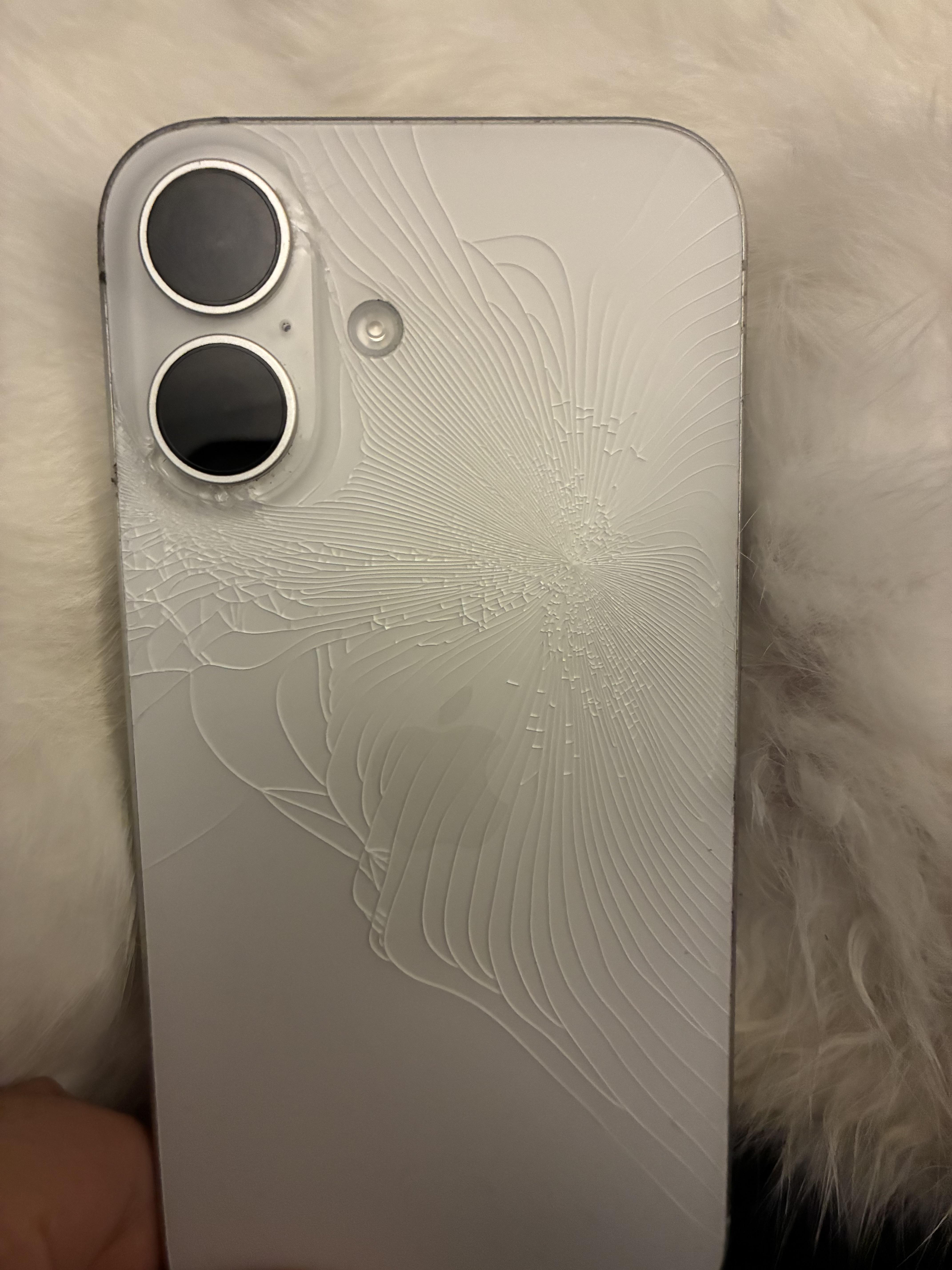 iPhone 16の背面ガラスが割れてしまったのですが、最善の方法は何