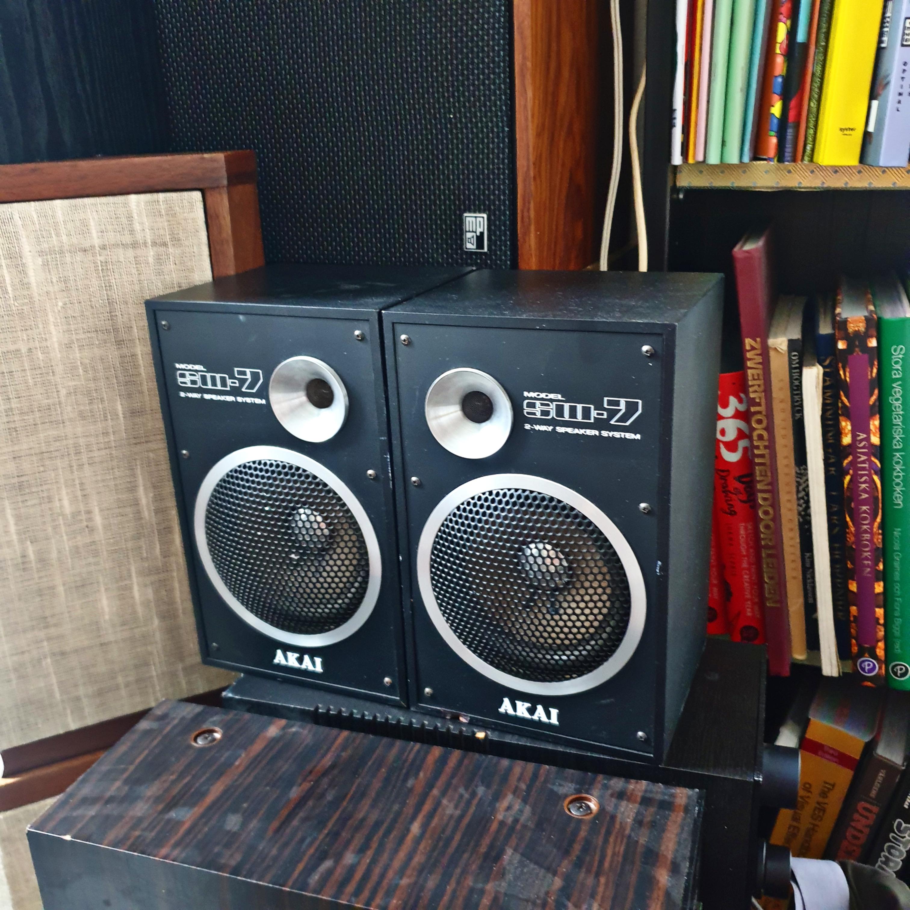 これらは何年に作られたか知ってる人いる？ Akai SW-7。すごく小さいの