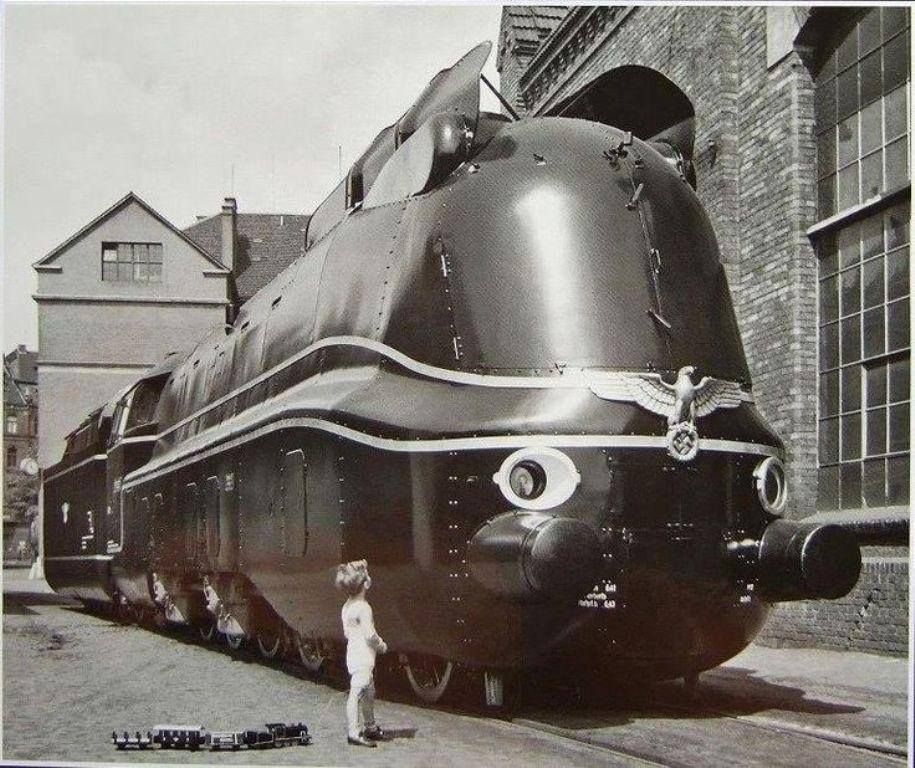 ドイツ国営鉄道 19-1001 蒸気機関車、1941年。 : r/trains