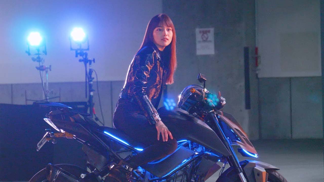 川口春奈、スタイル際立つタイトなライダース姿でバイクにまたがる！本