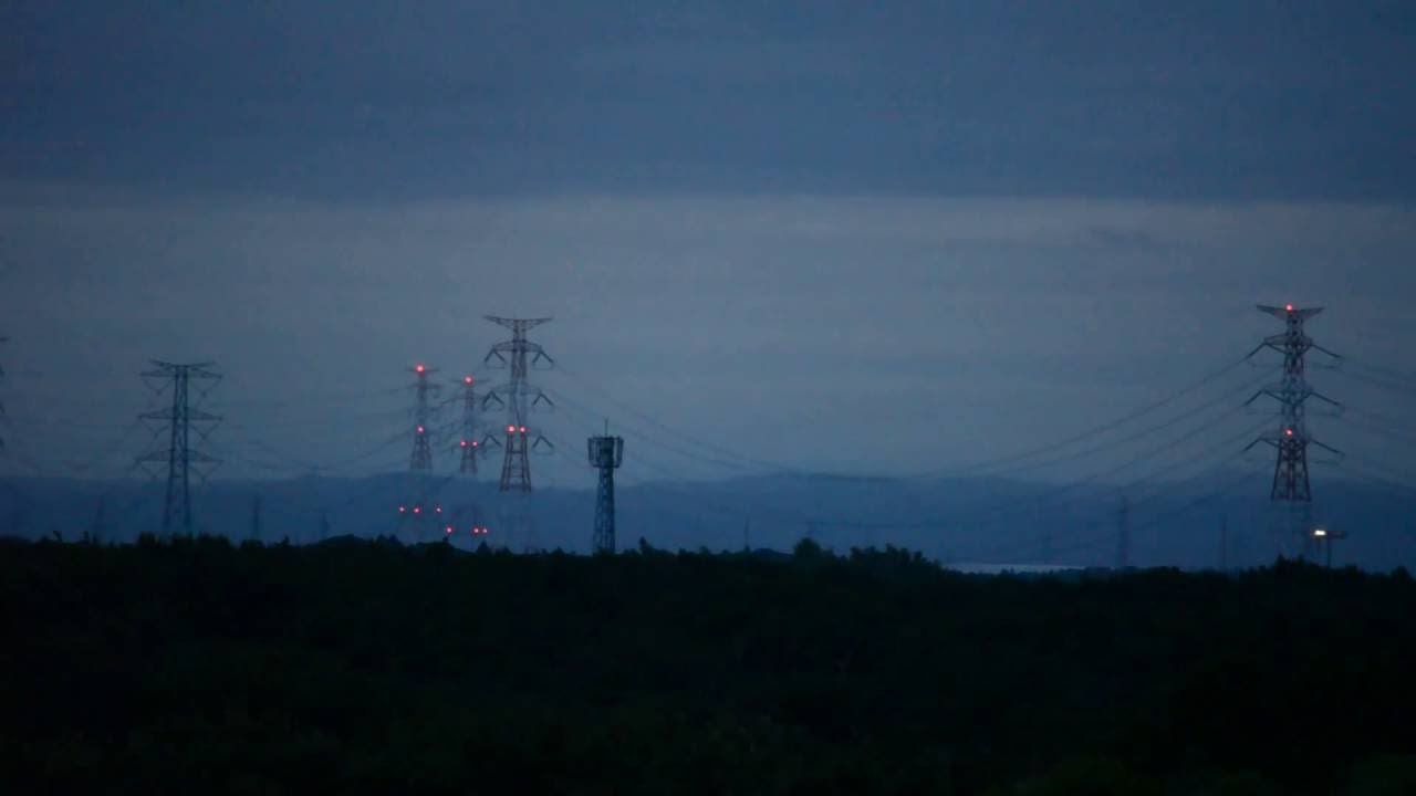 ひたち海浜公園みはらしの丘から鉄塔航空障害灯点滅群 - YouTube