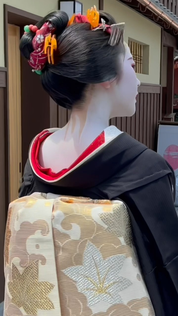 おこぼの鈴の音が心地よい祇園の可愛い舞妓さん #京都 #舞妓 - YouTube