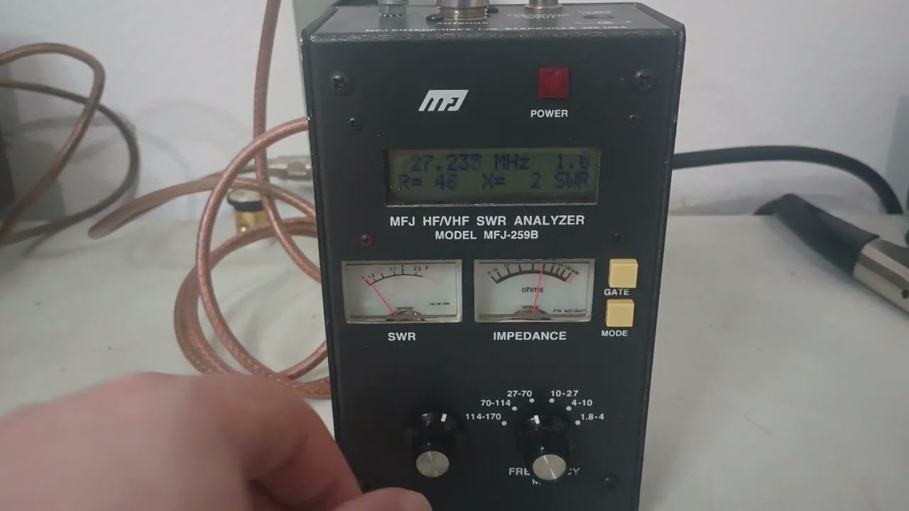 MFJ 259B Antenna analyzer, roostercb.com - YouTube