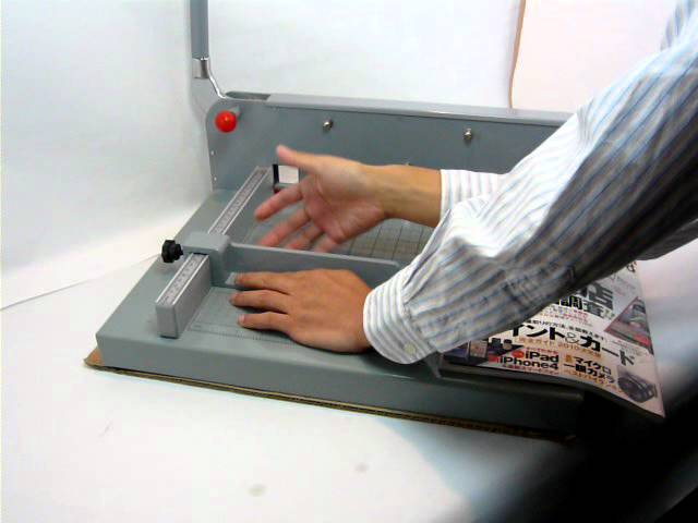 裁断機 ブック40 - 裁断の様子 - YouTube