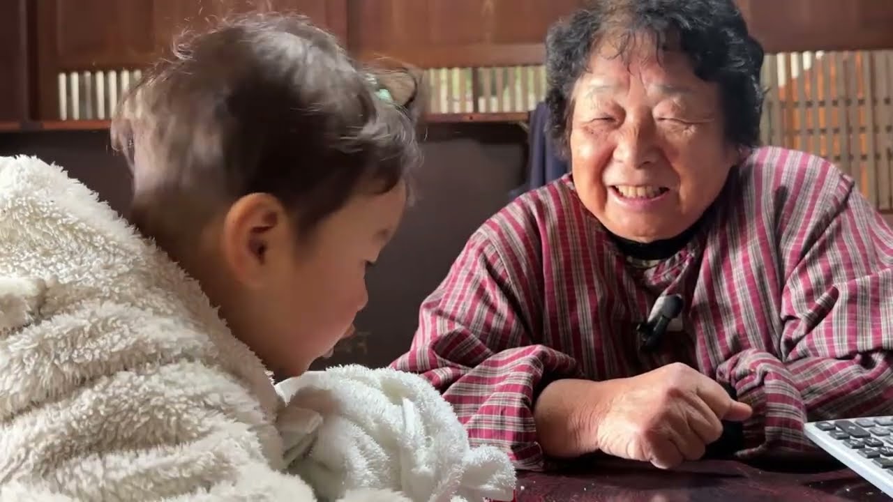 83歳おばあちゃんと0歳のひ孫とほっこりのんびりライブ - YouTube