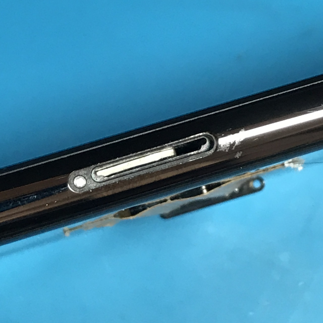 iPhone XS トレーなしで入っていたSIMカード 本体を落とすと認識し