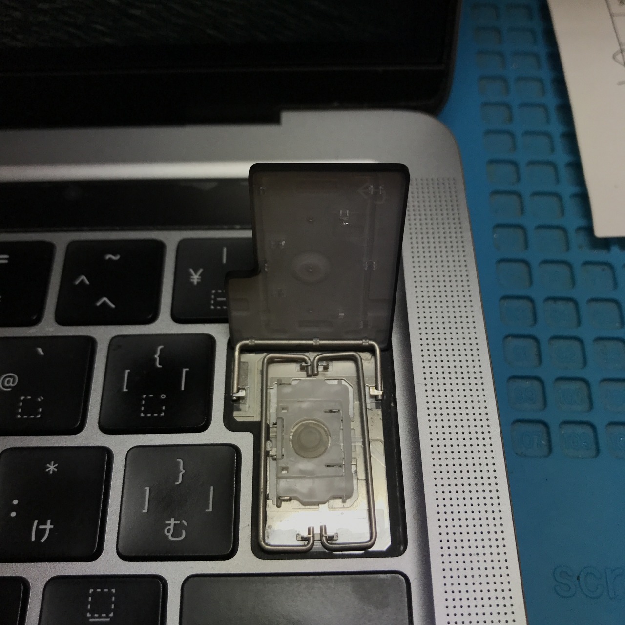 MacBook Pro (13-inch, 2020, Two Thunderbolt 3 ports) キートップ