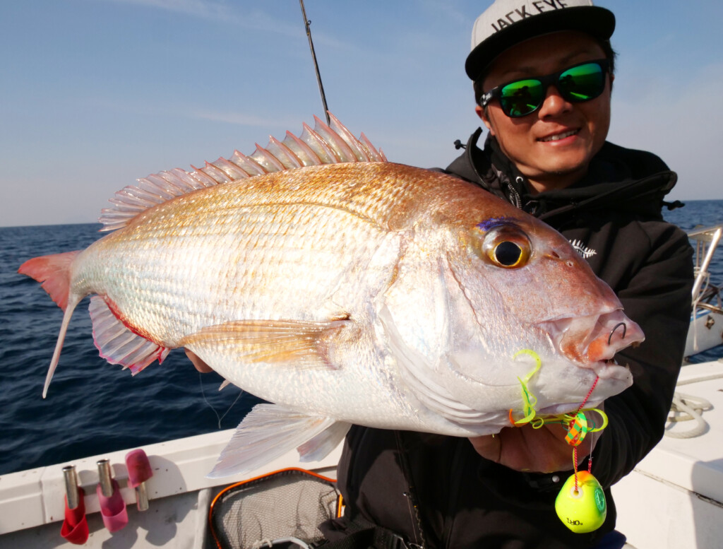 極厚が深場の釣りで重宝する理由】67cmを筆頭にデカ真鯛大爆釣！橋本翔