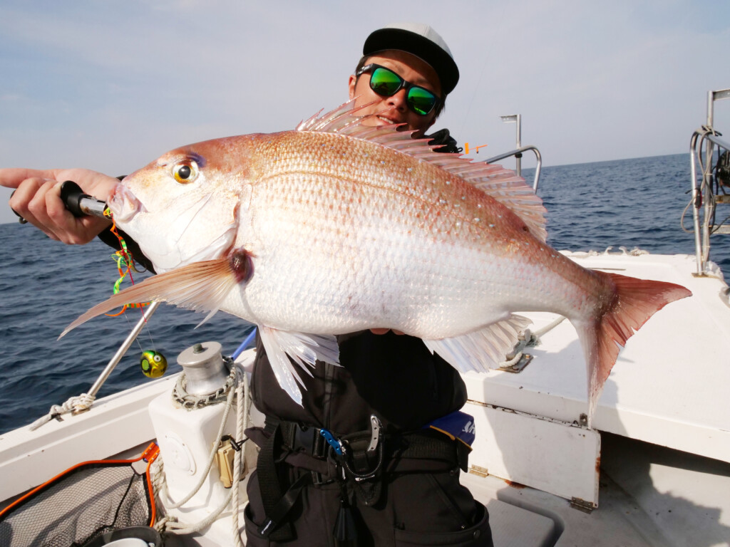 極厚が深場の釣りで重宝する理由】67cmを筆頭にデカ真鯛大爆釣！橋本翔