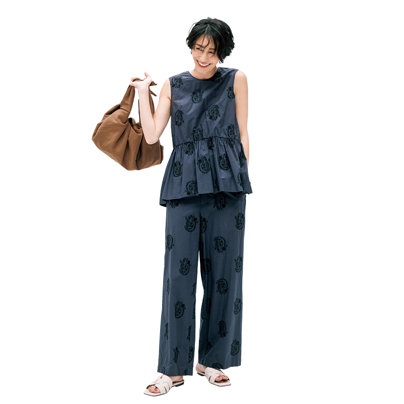 帰省にも◎黒紺ママの『夏のセットアップ』は単品でも実力発揮！ | VERY