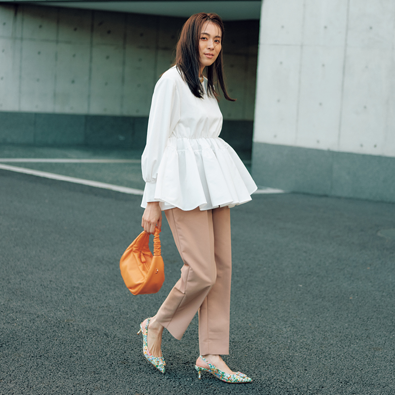 ロンT感覚”の【主役級ブラウス】が春のキレイめに効果的！ | VERY