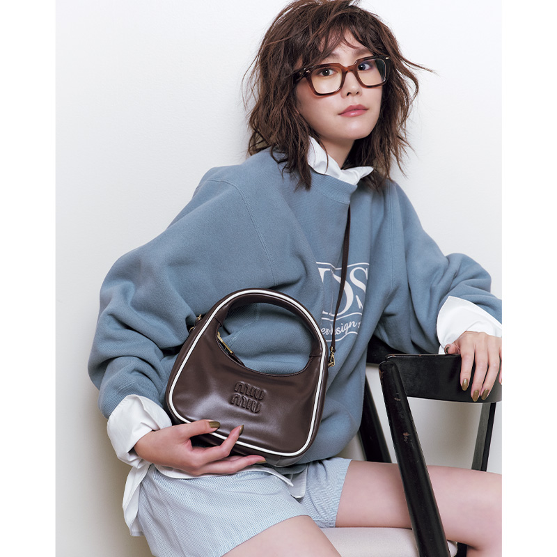 ミュウミュウetc.】カジュアルを格上げする「最旬バッグ」は斜めがけ