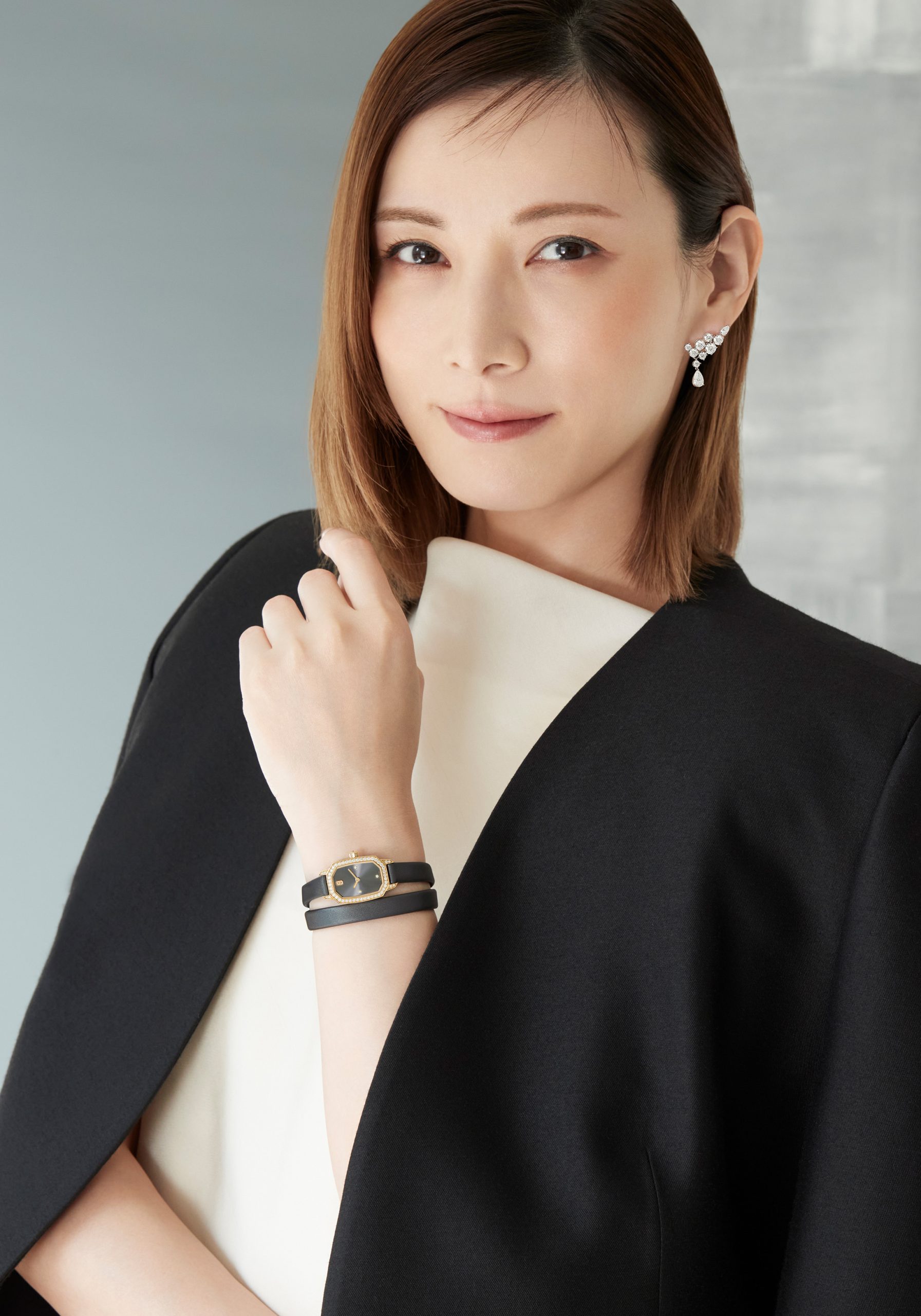 加藤あいさんの“ジュエリーウォッチ”が主役のお手本スタイル | VERY NaVY