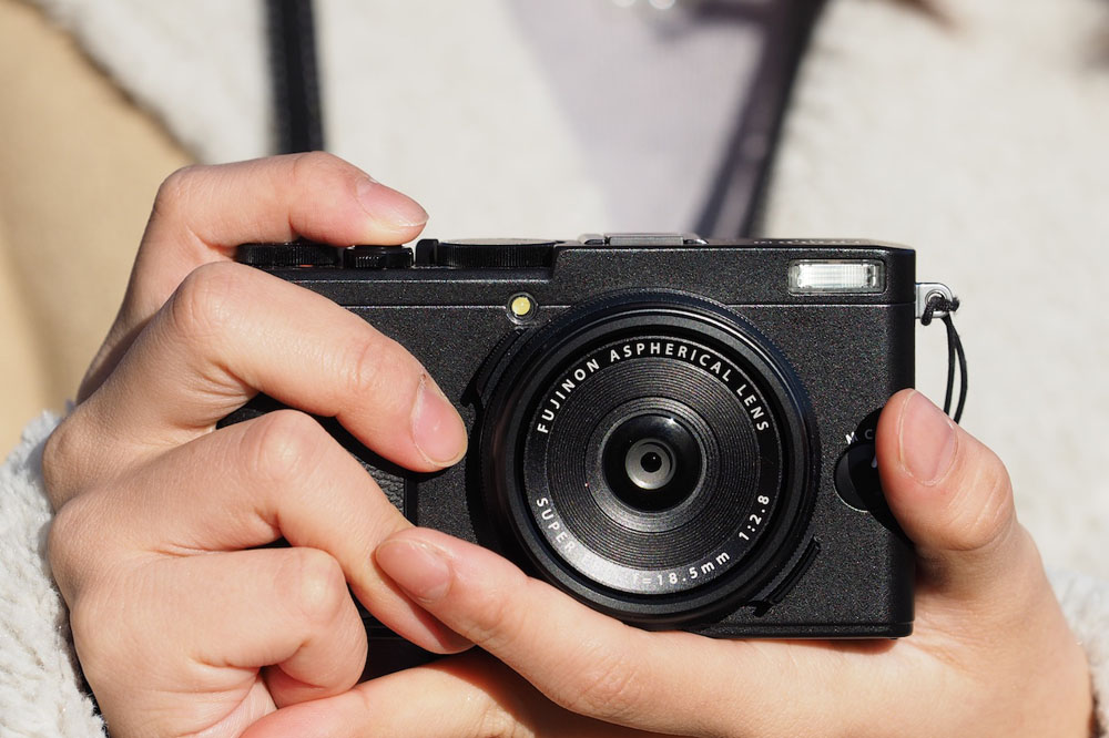 大型センサー搭載ながらコンパクト、かっこよくて使いやすい「FUJIFILM