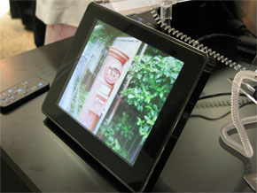 裸眼で3Dを楽しめるデジカメ「FinePix REAL 3D W1」、登場 - ITmedia NEWS