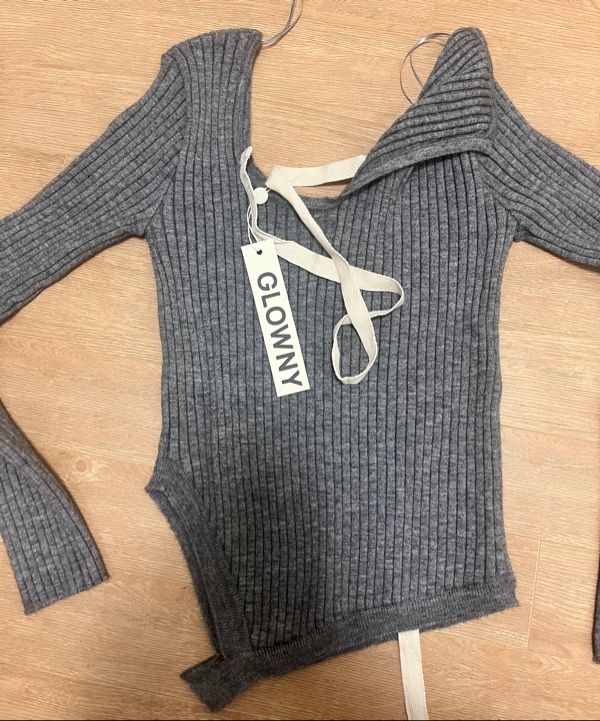 MUSINSA公式 | GLOWNY ISA ASYMMETRICAL KNIT TOP (GRAY)