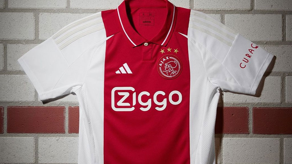 名門アヤックス、2024-25新ユニフォームを発表！ 「ポロ襟」が復活の