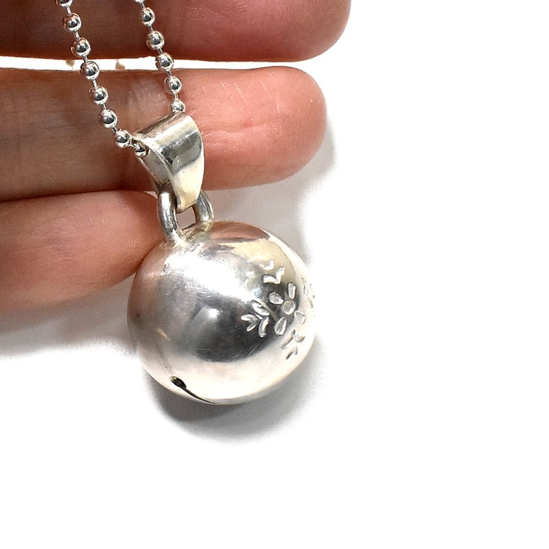 銀の鈴 ペンダントトップ 花の刻印模様 | シルバーアクセサリー工房アンク